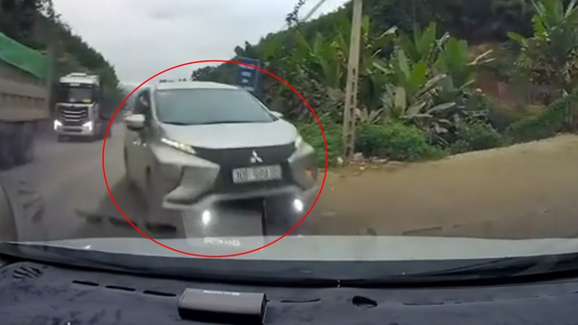 &Ocirc; t&ocirc; Mitsubishi Xpander vượt ẩu, lao thẳng v&agrave;o đầu xe kh&aacute;c g&acirc;y tai nạn - Ảnh 1.