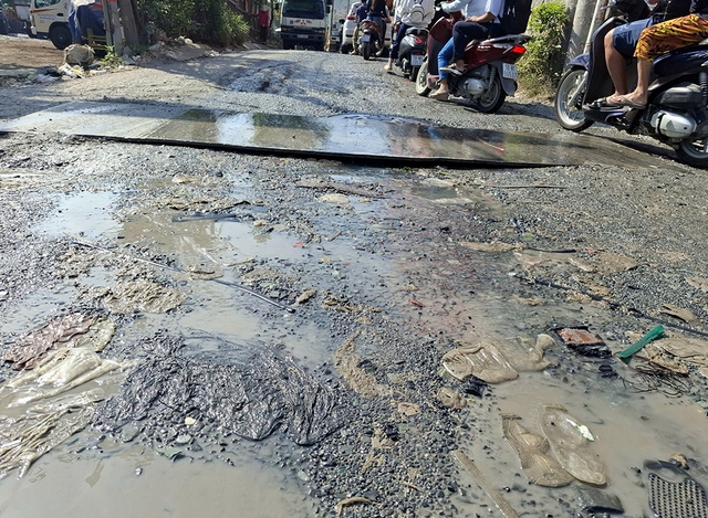 Tấm sắt đặt ch&ecirc;nh tr&ecirc;n đường nguy hiểm- Ảnh 1.