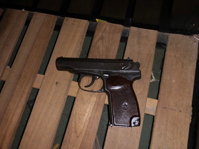 Bắt giữ bị can bị truy n&atilde;, ph&aacute;t hiện t&agrave;ng trữ s&uacute;ng nghi qu&acirc;n dụng - Ảnh 2.