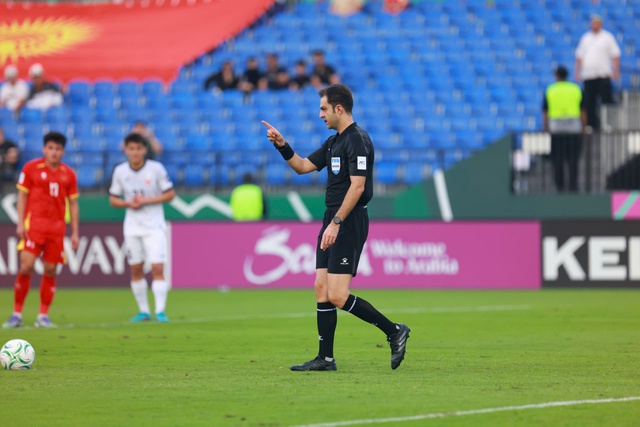 HLV Kim Sang-sik lại thay người như thần, U.23 Việt Nam đ&aacute;nh bại Kyrgyzstan nghẹt thở ph&uacute;t ch&oacute;t- Ảnh 1.