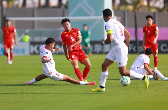 Đôi cánh tung hoành cảm hứng ở sân cỏ châu Á: Bùng nổ ngoạn mục trước Kyrgyzstan- Ảnh 7. Đôi cánh tung hoành cảm hứng ở sân cỏ châu Á: Bùng nổ ngoạn mục trước Kyrgyzstan- Ảnh 7.