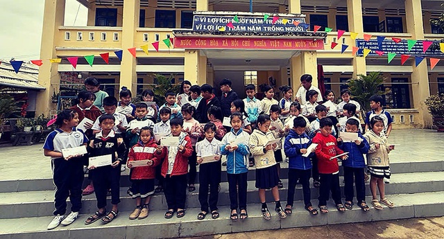 Mang mùa Xuân đến sớm với học sinh vùng lũ Đắk Lắk - Ảnh 2.