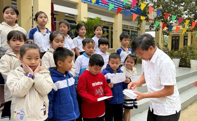 Mang mùa Xuân đến sớm với học sinh vùng lũ Đắk Lắk - Ảnh 1.