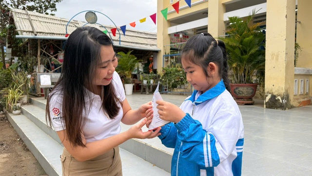 Mang mùa Xuân đến sớm với học sinh vùng lũ Đắk Lắk - Ảnh 3.