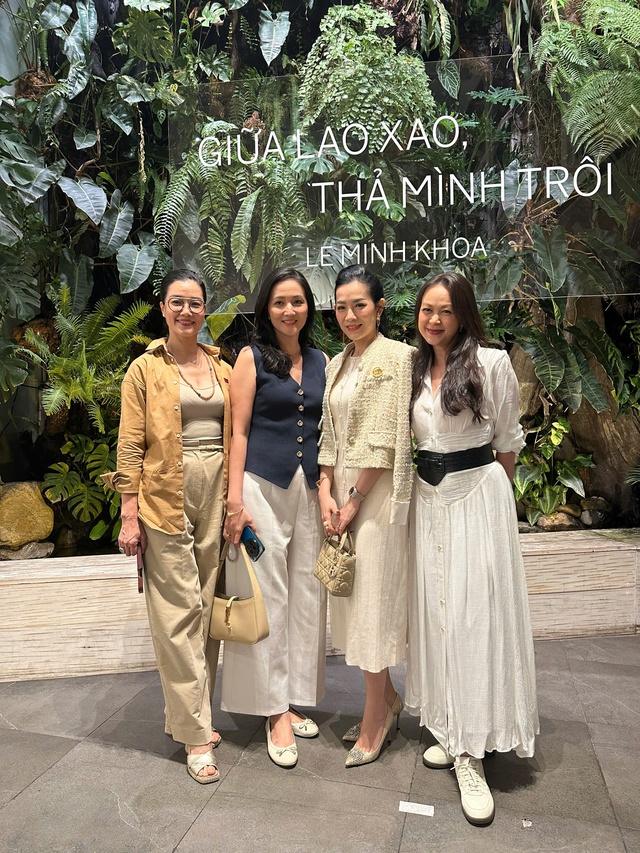 D&agrave;n người đẹp thập ni&ecirc;n 2000 hội ngộ tại triển l&atilde;m của họa sĩ L&ecirc; Minh Khoa- Ảnh 1.