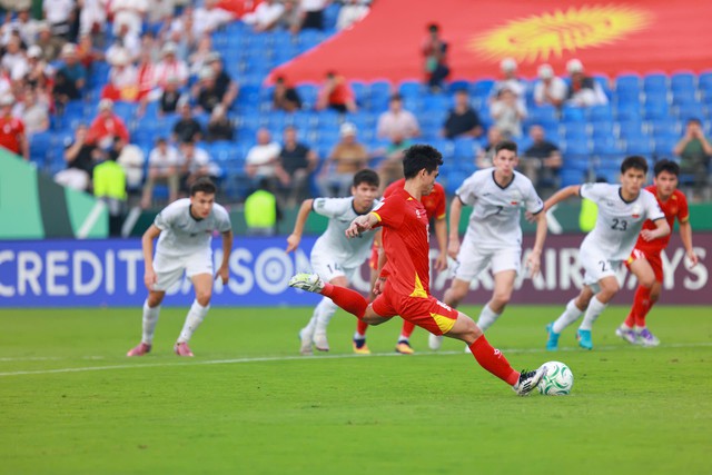 U.23 Việt Nam 1-0 U.23 Kyrgyzstan, VCK ch&acirc;u &Aacute; 2026: Khuất Văn Khang s&uacute;t 11 m ch&iacute;nh x&aacute;c - Ảnh 1.