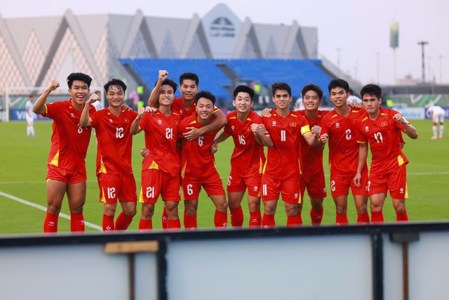 U.23 Việt Nam 2-1 U.23 Kyrgyzstan, VCK ch&acirc;u &Aacute; 2026: Văn Thuận đ&aacute;nh đầu n&acirc;ng tỷ số - Ảnh 1.