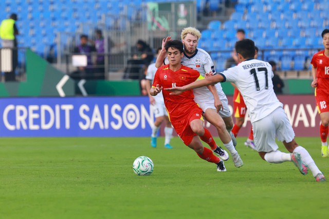 U.23 Việt Nam 1-1 U.23 Kyrgyzstan, VCK ch&acirc;u &Aacute; 2026: Sai s&oacute;t từ 1 đường chuyền - Ảnh 1.