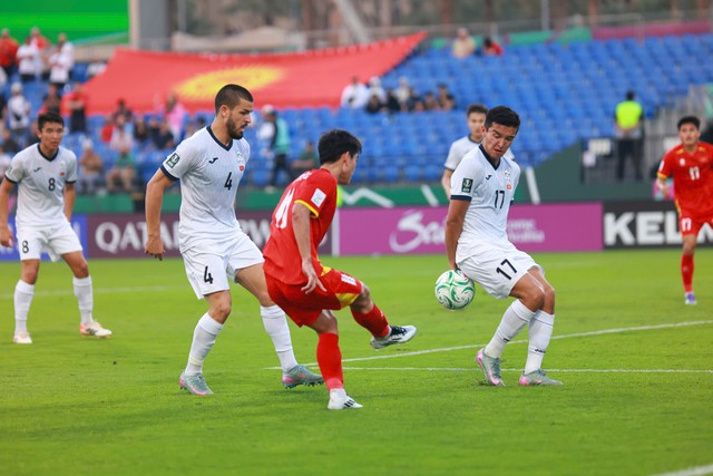 U.23 Việt Nam 1-1 U.23 Kyrgyzstan, VCK ch&acirc;u &Aacute; 2026: Sai s&oacute;t từ 1 đường chuyền - Ảnh 1.