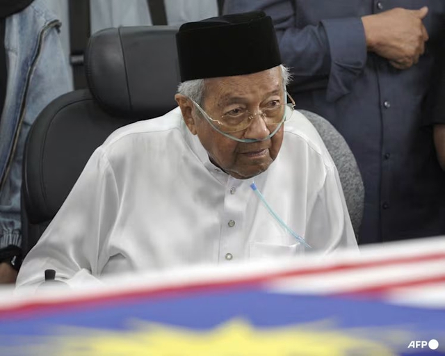 Cựu Thủ tướng Malaysia Mahathir nhập viện sau khi vợ qua đời - Ảnh 1.