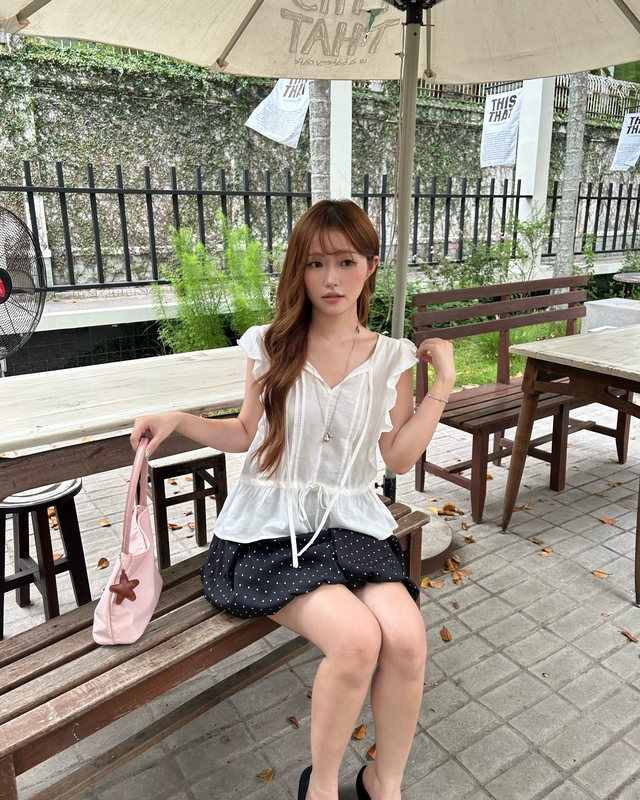 Ch&acirc;n v&aacute;y đen đơn giản nhưng tạo n&eacute;t ph&aacute; c&aacute;ch - Ảnh 1.