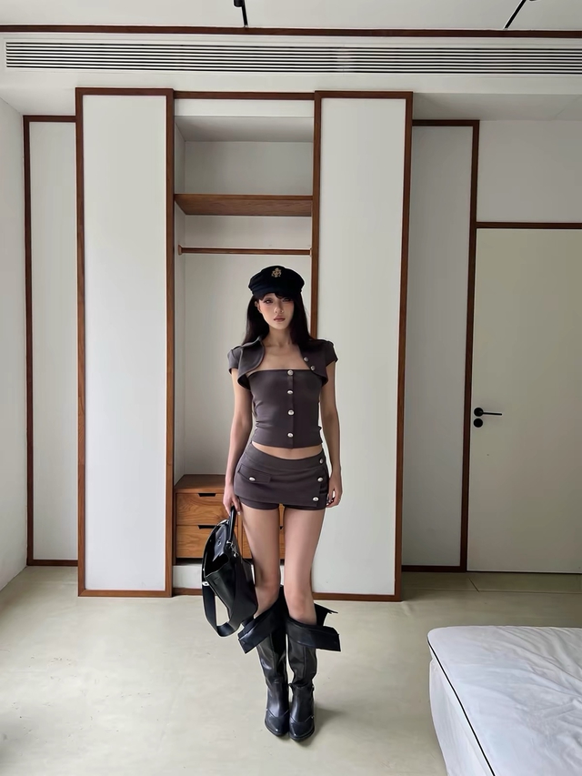Những kiểu áo đính khuy đơn giản nhưng có sức hút lớn - Ảnh 4.