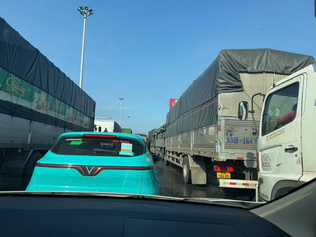 Lí do kẹt xe nghiêm trọng khu vực cầu Đồng Nai vào sáng 1.10 - Ảnh 1.