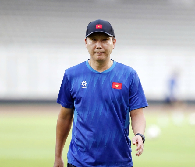 L&ecirc; Giang Patrik n&eacute;n đau tập luyện, liệu đủ sức bắt ch&iacute;nh khi đấu Pakistan: HLV Lee Won-jae sẽ quyết định- Ảnh 7.