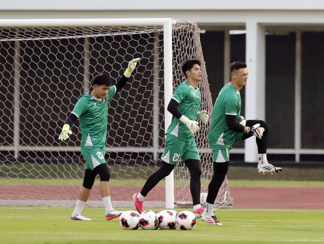 L&ecirc; Giang Patrik n&eacute;n đau tập luyện, liệu đủ sức bắt ch&iacute;nh khi đấu Pakistan: HLV Lee Won-jae sẽ quyết định- Ảnh 1.