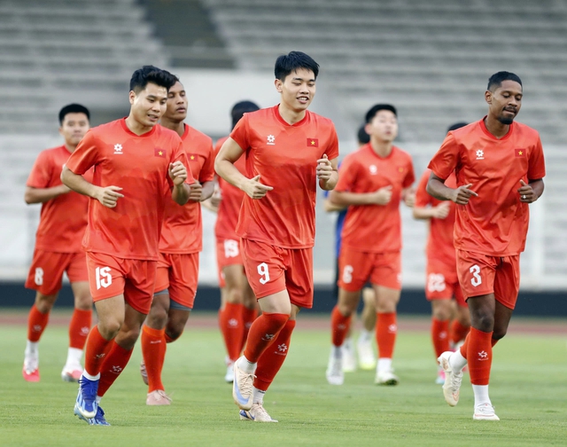 L&ecirc; Giang Patrik n&eacute;n đau tập luyện, liệu đủ sức bắt ch&iacute;nh khi đấu Pakistan: HLV Lee Won-jae sẽ quyết định- Ảnh 4.