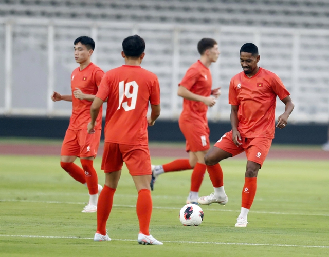 L&ecirc; Giang Patrik n&eacute;n đau tập luyện, liệu đủ sức bắt ch&iacute;nh khi đấu Pakistan: HLV Lee Won-jae sẽ quyết định- Ảnh 6.