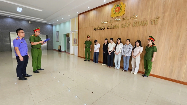 Giả bác sĩ lừa tiền, khởi tố 15 bị can tại 3 cơ sở thẩm mỹ - Ảnh 1.