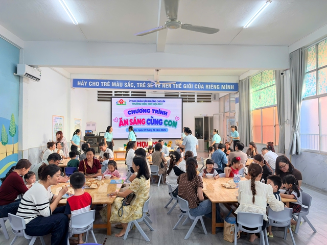 Trường học TP.HCM mời phụ huynh vào trường ăn sáng - Ảnh 1.