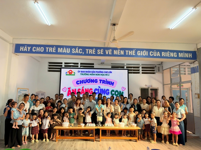 Trường học TP.HCM mời phụ huynh vào trường ăn sáng - Ảnh 3.