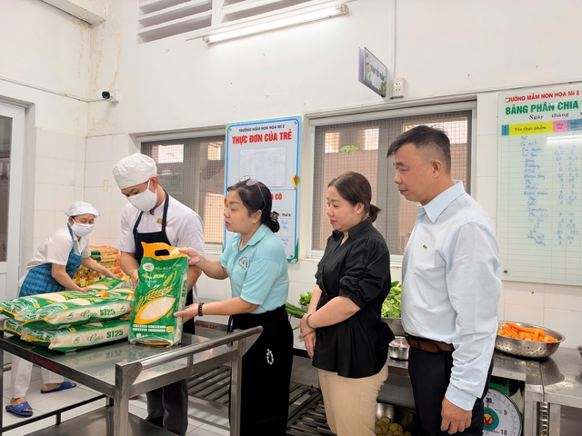 Trường học TP.HCM mời phụ huynh vào trường ăn sáng - Ảnh 4.