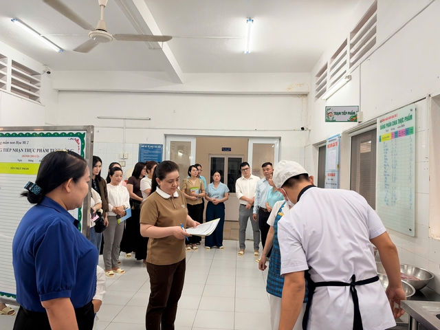 Trường học TP.HCM mời phụ huynh vào trường ăn sáng - Ảnh 6.