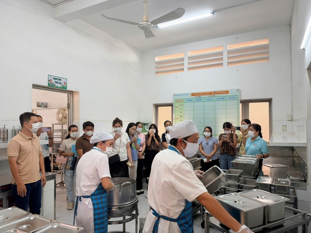 Trường học TP.HCM mời phụ huynh vào trường ăn sáng - Ảnh 5.
