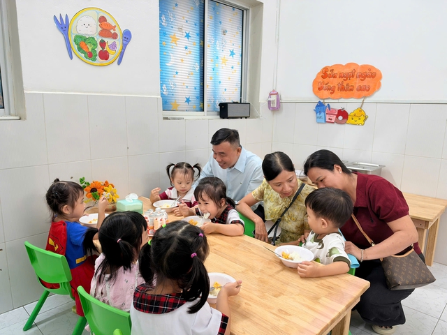 Trường học TP.HCM mời phụ huynh vào trường ăn sáng - Ảnh 9.