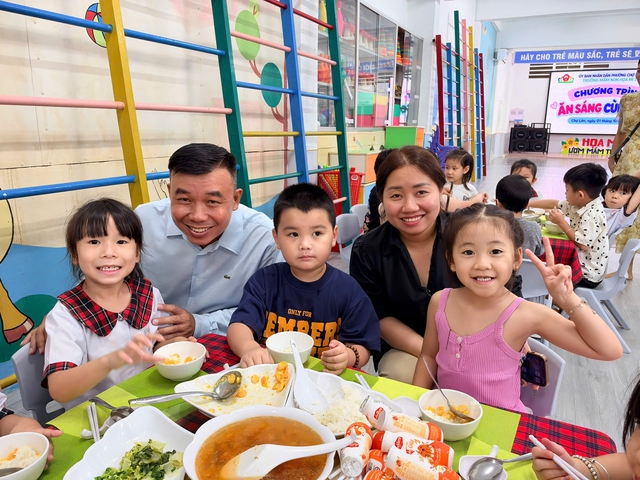 Trường học TP.HCM mời phụ huynh vào trường ăn sáng - Ảnh 7.
