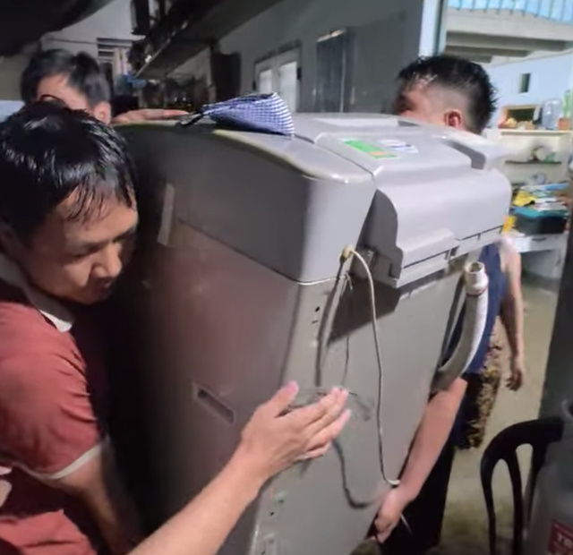 Mưa lớn ở TP.HCM: Nhiều người trắng đêm thấp thỏm, dọn nước ngập trong nhà - Ảnh 3.