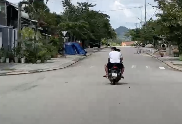 Không đội mũ bảo hiểm, lạng lách, 2 thanh niên bị phạt 27 triệu đồng - Ảnh 1.