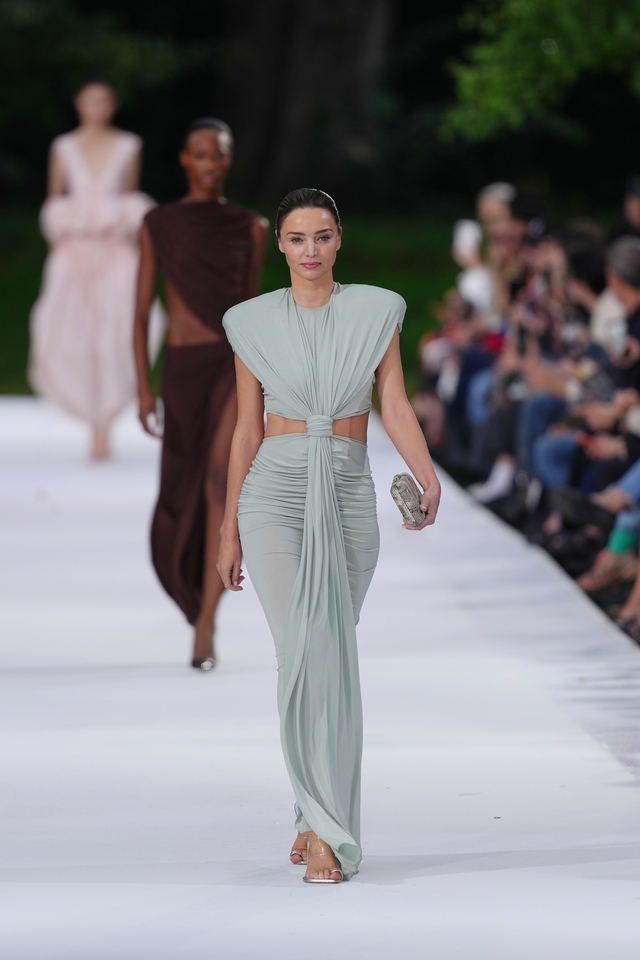 Cựu 'thiên thần nội y' Miranda Kerr trở lại sàn diễn sau hơn 9 năm - Ảnh 2.