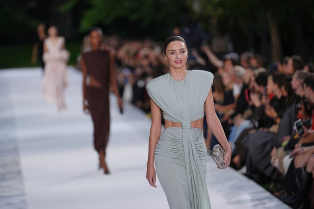 Cựu 'thiên thần nội y' Miranda Kerr trở lại sàn diễn sau hơn 9 năm - Ảnh 1.