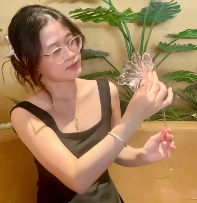 C&ocirc; g&aacute;i l&agrave;m hoa thủy tinh b&aacute;n với gi&aacute; 1 triệu đồng/b&ocirc;ng - Ảnh 1.