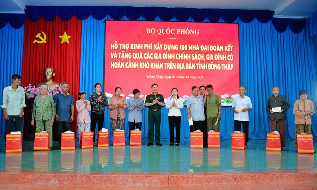 Đại tướng Nguyễn Tân Cương trao tặng 6 tỉ đồng xây nhà cho các hộ nghèo - Ảnh 2.