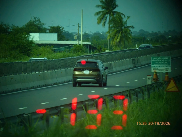 Người nước ngoài chạy tới 133 km/giờ trên cao tốc Vĩnh Hảo - Phan Thiết - Ảnh 1.