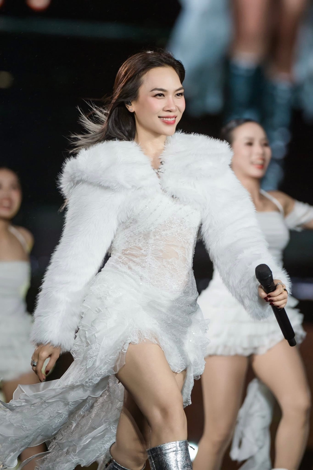 Ca sĩ Mỹ Tâm gây chú ý - Ảnh 1.