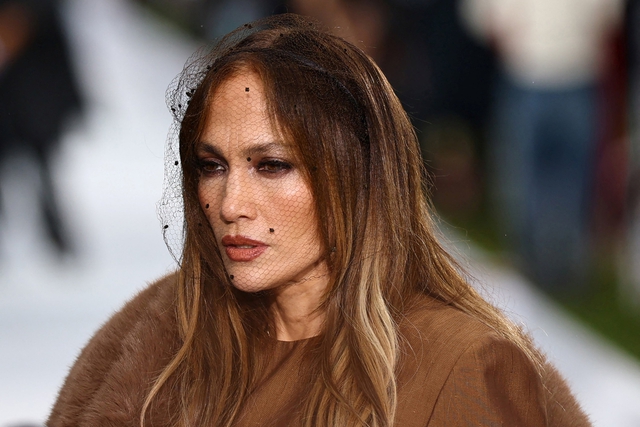 Cát sê gây sốc của Jennifer Lopez tại 'Paris Fashion Week' - Ảnh 2.