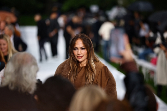 Cát sê gây sốc của Jennifer Lopez tại 'Paris Fashion Week' - Ảnh 1.