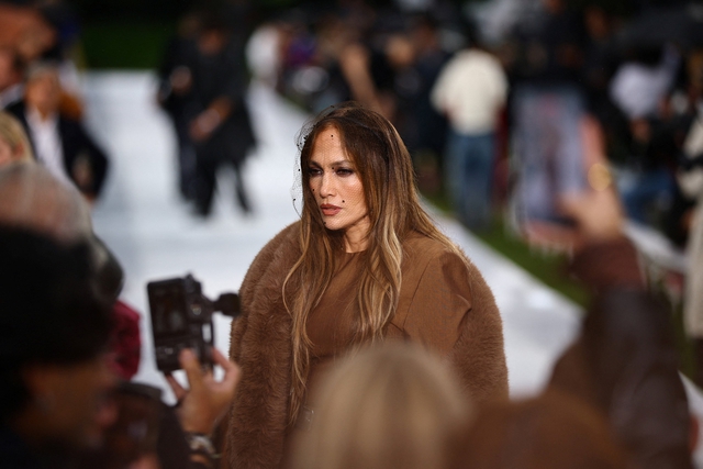Cát sê gây sốc của Jennifer Lopez tại 'Paris Fashion Week' - Ảnh 3.