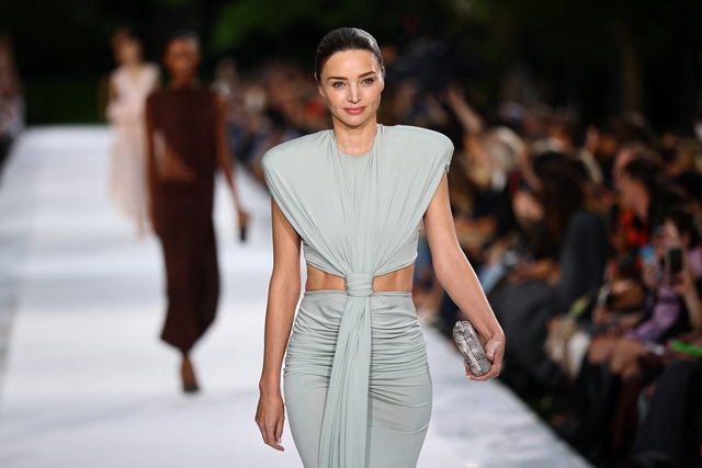 Cát sê gây sốc của Jennifer Lopez tại 'Paris Fashion Week' - Ảnh 4.