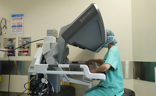 BS.CKII Lê Ngọc Diệp: 'Tôi ước tất cả bệnh nhân đều có cơ hội mổ bằng robot' - Ảnh 3.