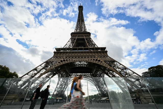 Lãnh đạo tháp Eiffel sẽ từ chức vì vụ yêu cầu nhân viên nữ tránh mặt - Ảnh 2.