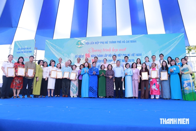 Nguyên Phó chủ tịch nước Trương Mỹ Hoa dự lễ phát động phong trào phụ nữ TP.HCM- Ảnh 7.