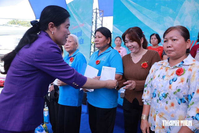 Nguyên Phó chủ tịch nước Trương Mỹ Hoa dự lễ phát động phong trào phụ nữ TP.HCM- Ảnh 6.