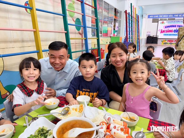 Lý do người mẹ ở TP.HCM khóc khi vào trường ăn cơm bán trú cùng con - Ảnh 9.