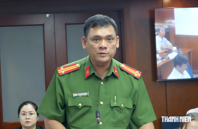 Lấn chiếm vỉa hè, học sinh phải đi bộ dưới lòng đường: Công an TP.HCM nói gì? - Ảnh 1.