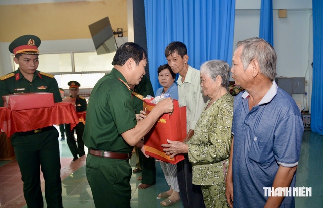 Đại tướng Nguyễn Tân Cương trao tặng 6 tỉ đồng xây nhà cho các hộ nghèo - Ảnh 1.