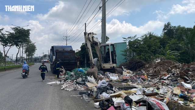 Kiểm tra, xử lý người đổ rác trái phép trên tuyến tránh Dương Đông ở Phú Quốc - Ảnh 1.