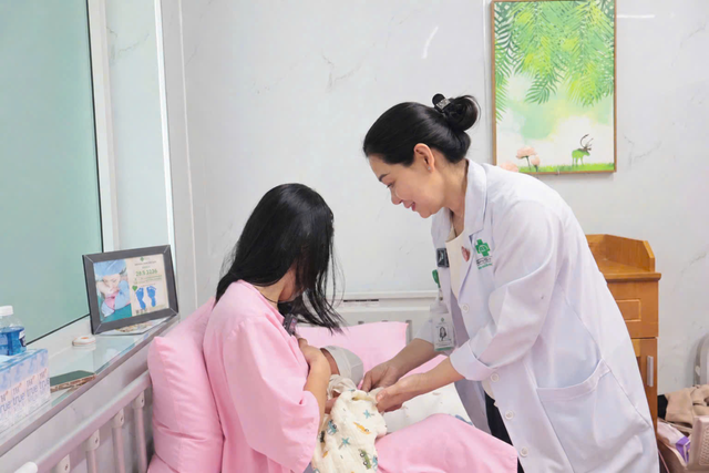 Bệnh viện Đa khoa Sài Gòn Phan Rang đạt chuẩn nuôi con bằng sữa mẹ xuất sắc - Ảnh 1.